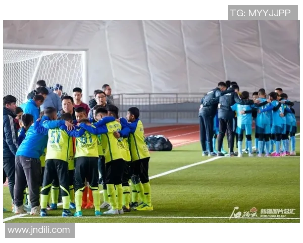 新疆男孩展现足球才华如同国际明星引人瞩目